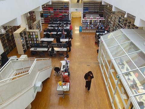 Interno di una biblioteca