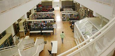 Interno della biblioteca scientifica