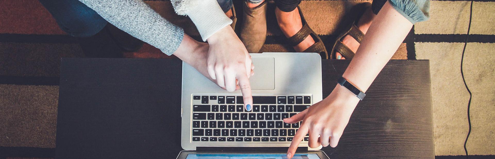 Studenti di fronte al computer