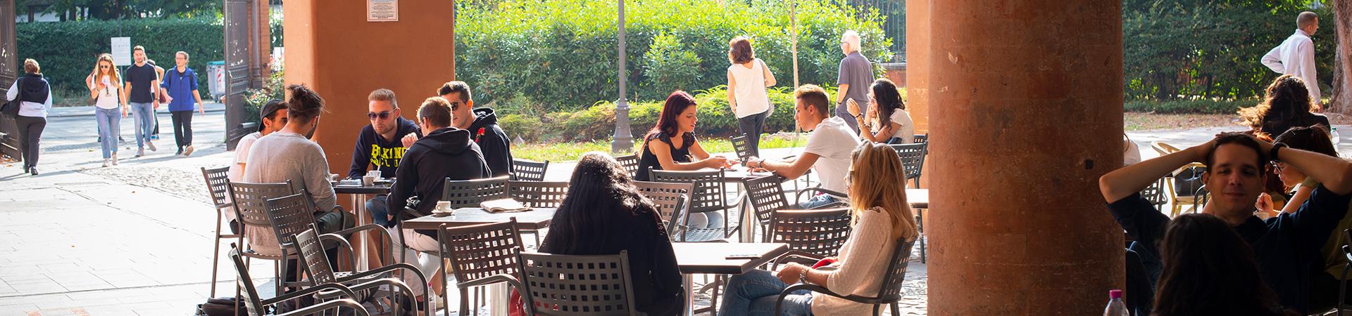 Studenti in un locale all'aperto