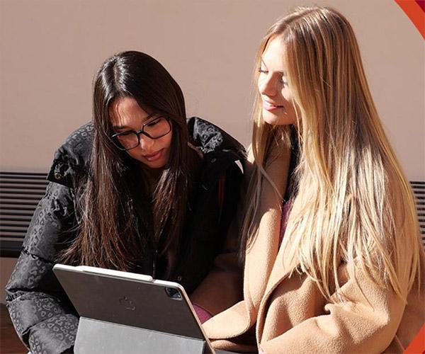 Ragazze che consultano un pc