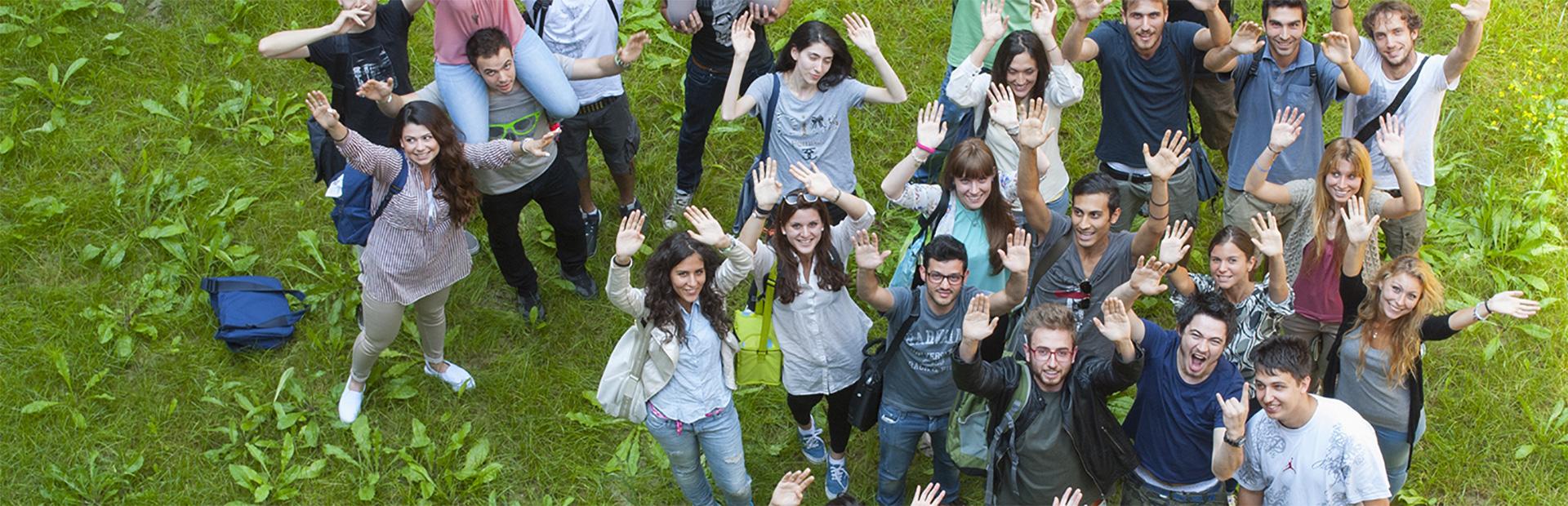 Gruppo di studenti che salutano